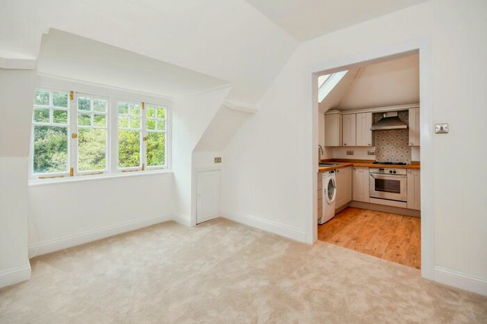 2 Bedroom Apartment To Rent In West Overcliff Drive, Bournemouth, BH4