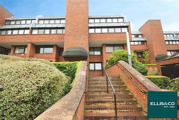 1 Bedroom Flat For Sale In Britten Close, Golders Green, NW11