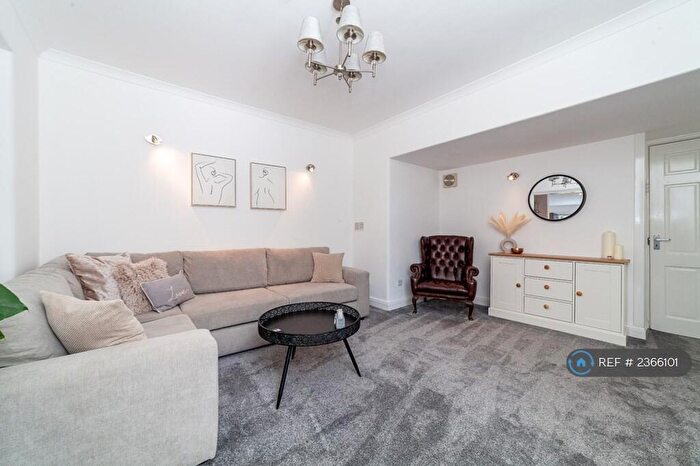2 Bedroom Flat To Rent In Womersley Road, London, N8
