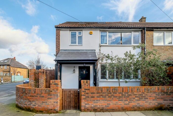 3 Bedroom Flat To Rent In Randall Place, London, SE10