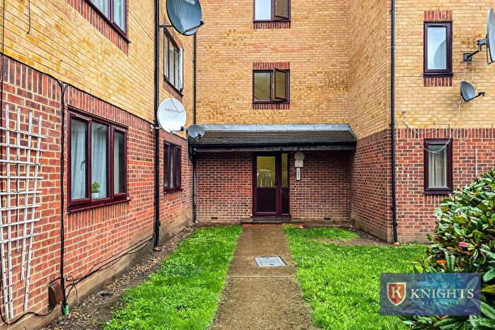 1 Bedroom Flat For Sale In Wigston Close, London, N18