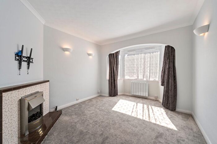 2 Bedroom Maisonette To Rent In Glen Road, Chessington, KT9