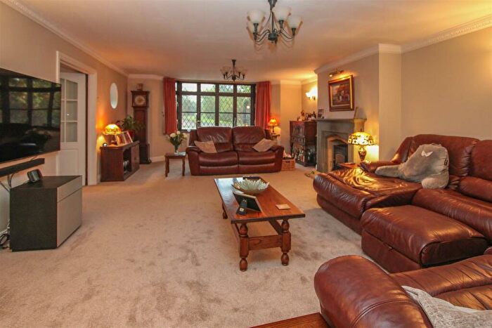 5 Bedroom Detached House For Sale In Nags Head Lane, Brentwood, CM14