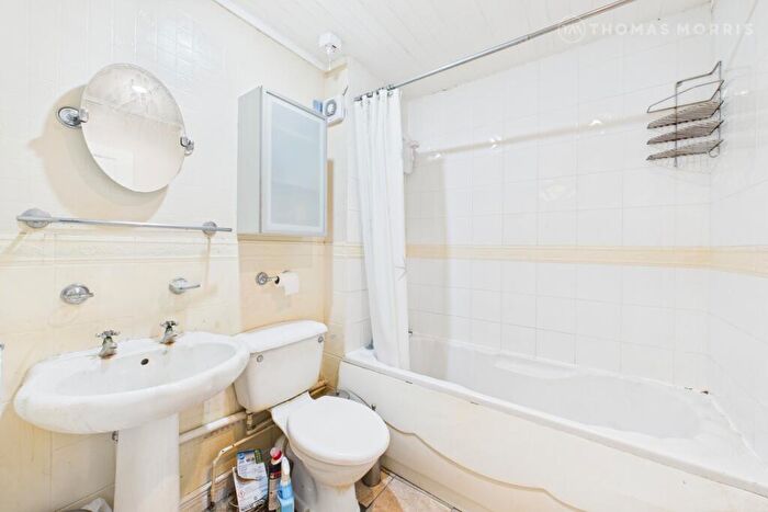 3 Bedroom Terraced House For Sale In Osprey Road, Biggleswade, Bedfordshire, SG18 - Photo 3