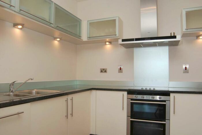 2 Bedroom Flat To Rent In Discovery Dock West, Canary Wharf, London, E14