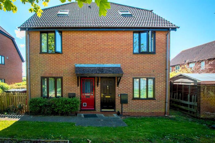 2 Bedroom Maisonette To Rent In Bergamot Gardens, Walnut Tree, MK7