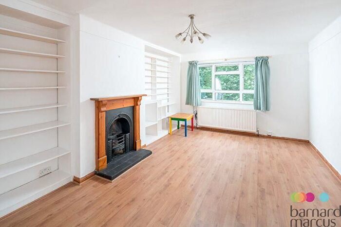 2 Bedroom Property To Rent In Burnbrae Close, London, N12
