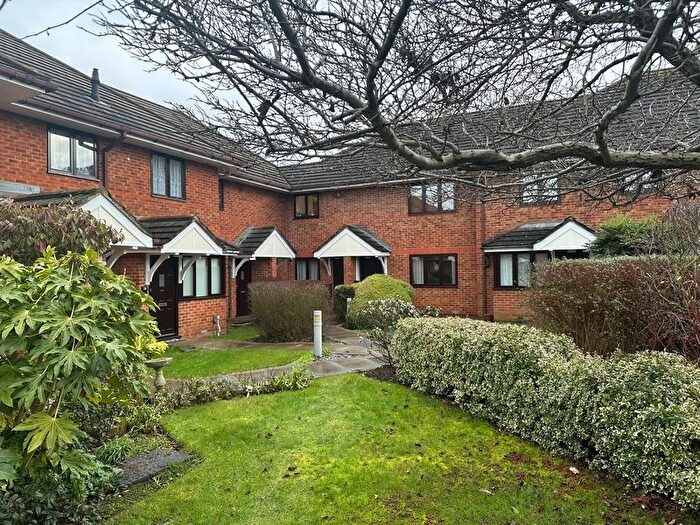 2 Bedroom Maisonette For Sale In Weston Close, Potters Bar, EN6