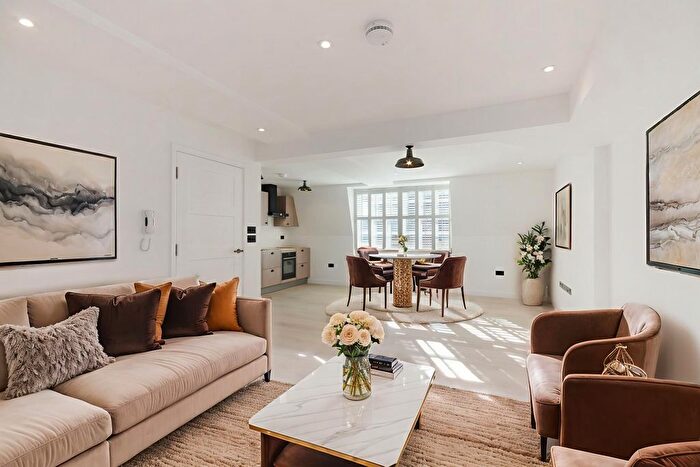 2 Bedroom Flat To Rent In Monmouth Street, London, Greater London, Covent Garden, WC2H