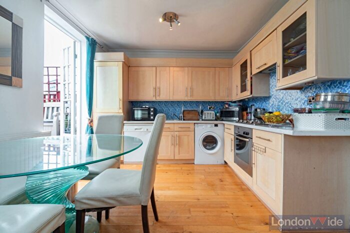 3 Bedroom Flat To Rent In Top Floor, Sutherland Avenue, Maida Vale, W9