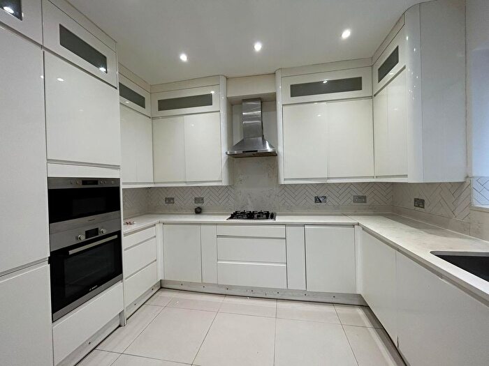 4 Bedroom Semi Detached House To Rent In Hounslow, TW5
