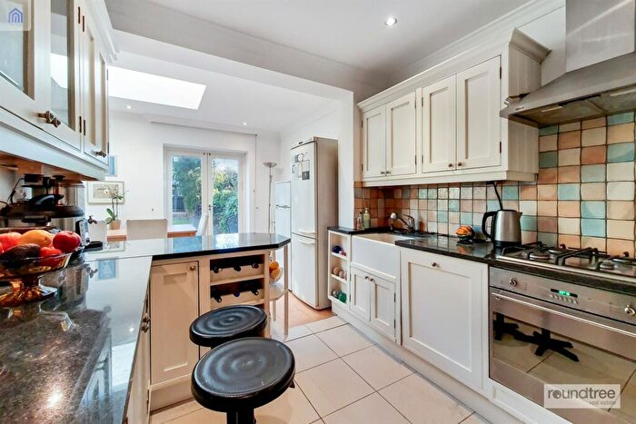 4 Bedroom House For Sale In The Vale, Golders Green, NW11