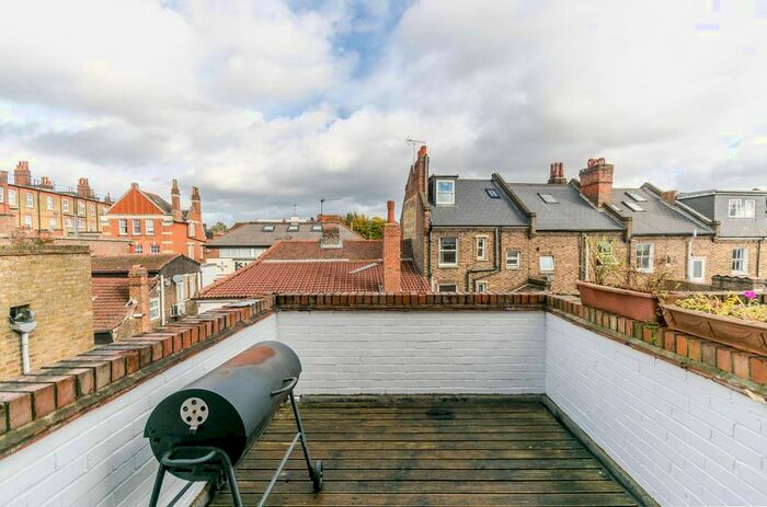 4 Bedroom Flat To Rent In Shrubbery Road, Streatham Hill, London, SW16