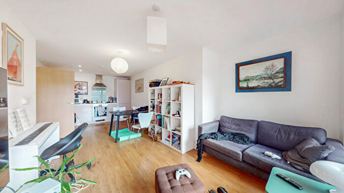 2 Bedroom Apartment For Sale In Mildmay Avenue, Islington, London, N1