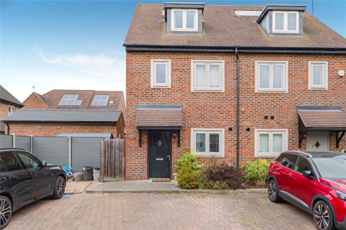 3 Bedroom Semi Detached House For Sale In Hill View Drive, Welling, Kent, DA16