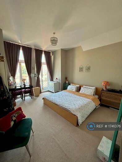 2 Bedroom Flat To Rent In Courtlands Place, Eastbourne, BN21