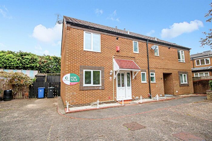 3 Bedroom Semi-Detached House For Sale In Blackthorn Close, Norwich, NR6