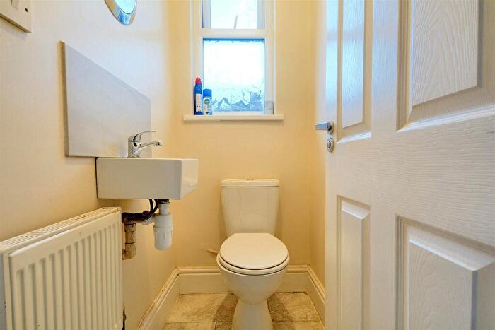 5 Bedroom Semi-Detached House For Sale In Premier Road, Nottingham, NG7