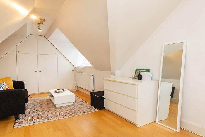 Flat To Rent In Camden Road, Camden, NW1
