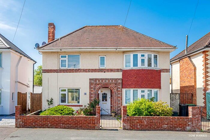 3 Bedroom Detached House For Sale In Cedar Avenue, Christchurch, Dorset, BH23