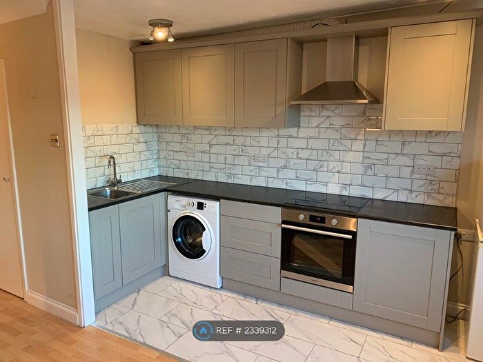 Studio To Rent In Handcross Road, Luton, LU2