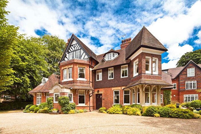 3 Bedroom Apartment For Sale In Court Gardens, Goring On Thames, RG8