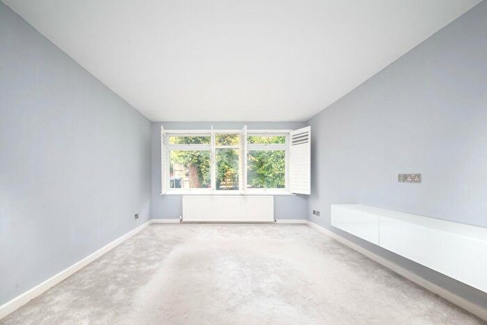 3 Bedroom Flat To Rent In Nether Street, London, N3