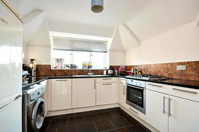 1 Bedroom Flat To Rent In Station Approach, West Byfleet, KT14