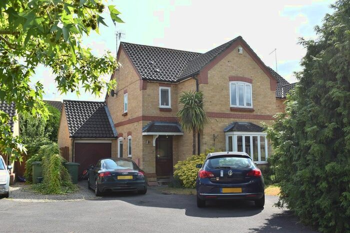 3 Bedroom Detached House To Rent In Kaye Don Way, Weybridge, KT13