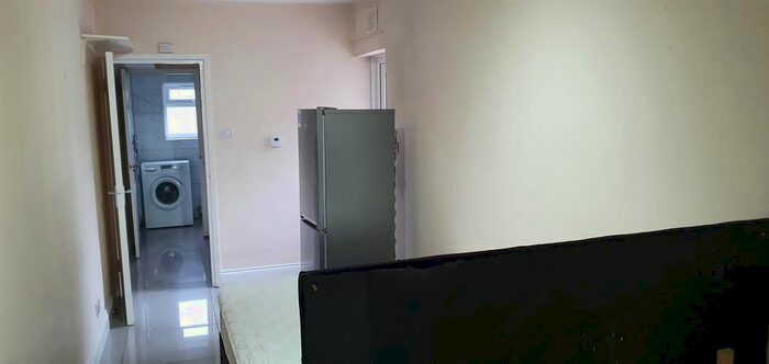 1 Bedroom Flat To Rent In Great West Road, Hounslow, TW5