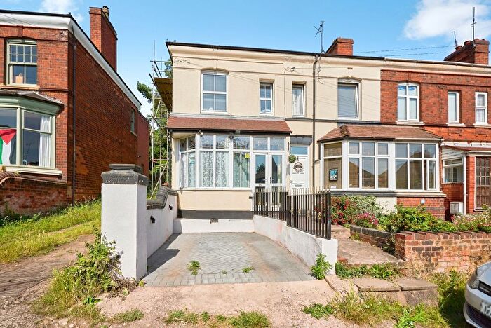 3 Bedroom End Of Terrace House For Sale In Follyhouse Lane, Walsall, West Midlands, WS1