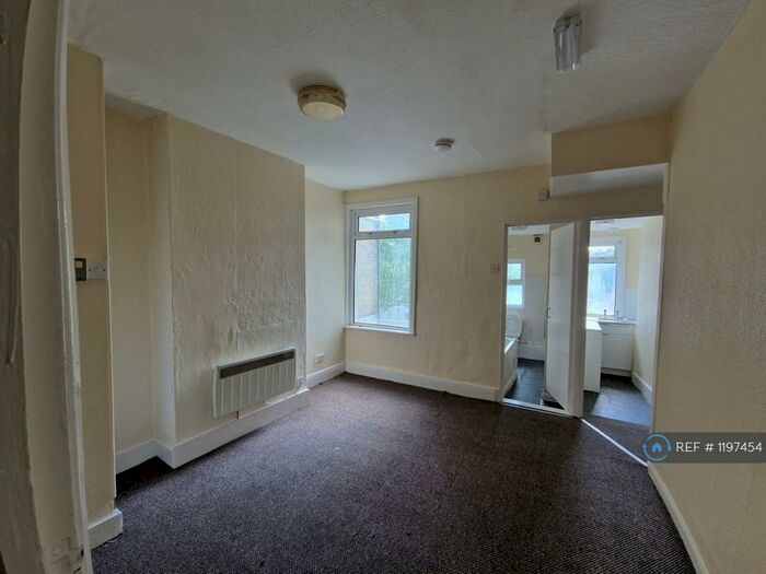 1 Bedroom Flat To Rent In Meadow Bank Road, Chatham, ME4