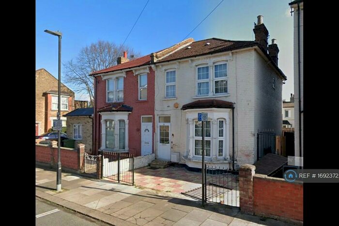 3 Bedroom Semi-Detached House To Rent In Vicarage Road, London, N17