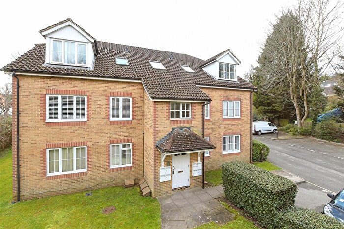 2 Bedroom Flat For Sale In Aspen Vale, Whyteleafe, Surrey, CR3