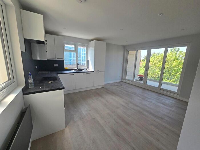 3 Bedroom Flat To Rent In London Road, Mitcham, Greater London, CR4