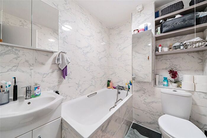 1 Bedroom Flat For Sale In Abbotswood Way, Hayes, UB3