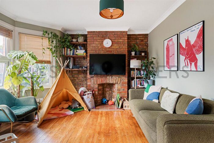 2 Bedroom Flat To Rent In Brettenham Road, London, E17