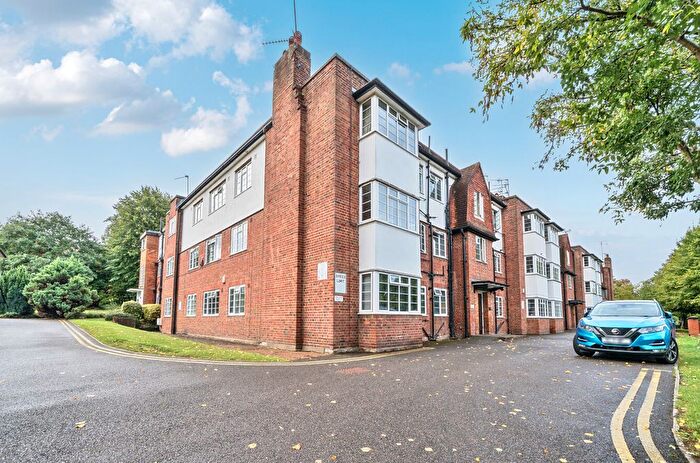 3 Bedroom Flat For Sale In Mount Avenue, London, W5