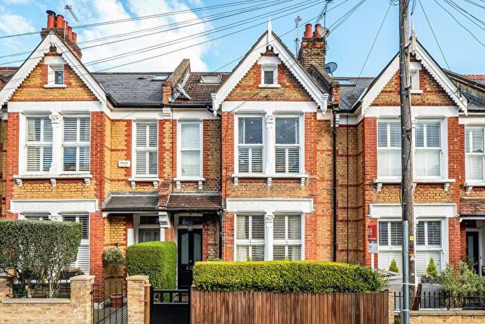 2 Bedroom Flat For Sale In Honeybrook Road, Balham, London, SW12