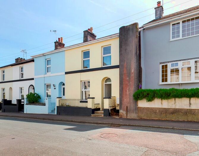 Houses for sale & to rent in TQ2 8AD, COMBE ROAD, Barton with