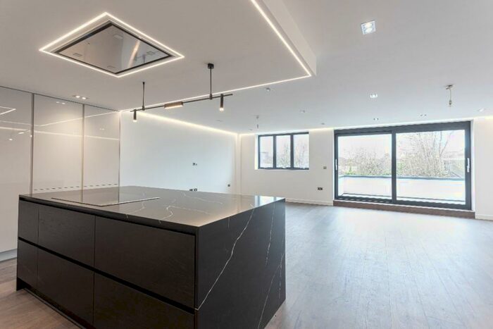 2 Bedroom Apartment To Rent In The Ridgeway, London, NW11