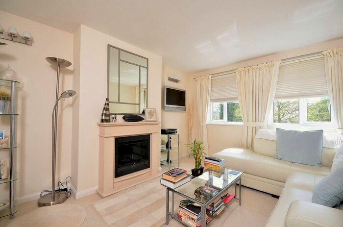 2 Bedroom Maisonette To Rent In South Bank, Surbiton, KT6