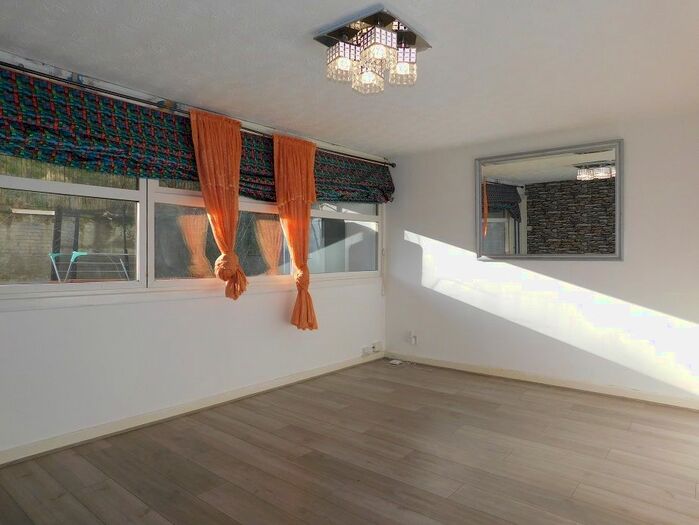 2 Bedroom Flat To Rent In Northfield Grove, Northfield, Edinburgh EH8