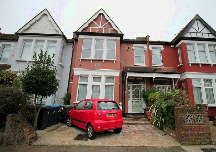 Studio To Rent In Park Avenue, Palmers Green, N13