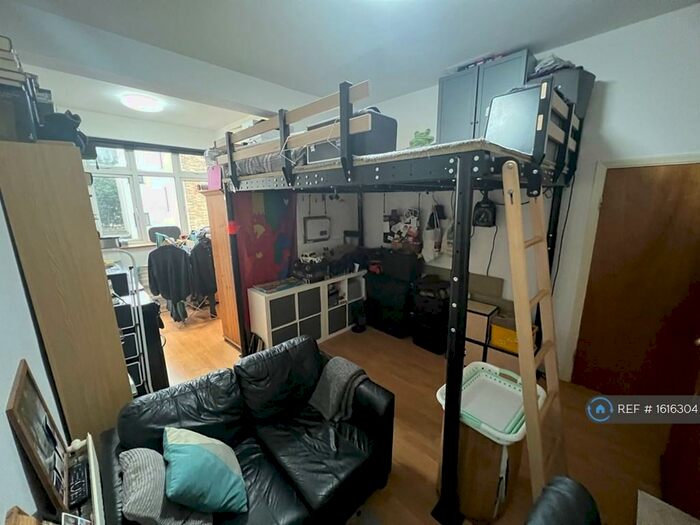 Studio To Rent In Arthur Road, London, N7