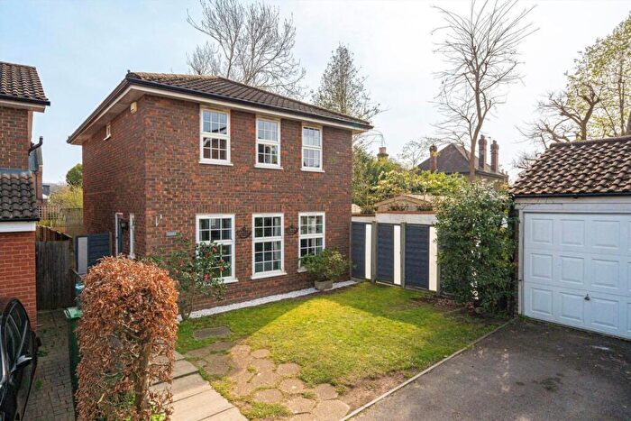 4 Bedroom Detached House For Sale In Darnley Park, Weybridge, KT13