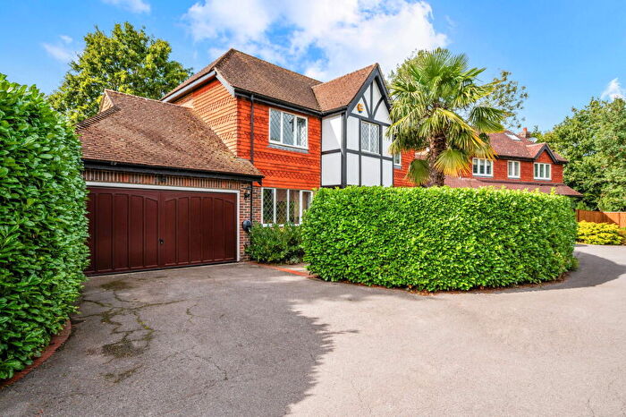 4 Bedroom Detached House For Sale In Harwood Park, Salfords, Redhill, RH1