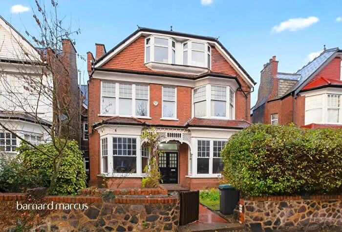 3 Bedroom Flat For Sale In Princes Avenue, London, N10