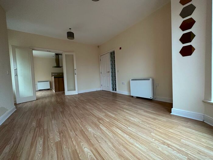 2 Bedroom Flat To Rent In Bury Old Road, Manchester, M25