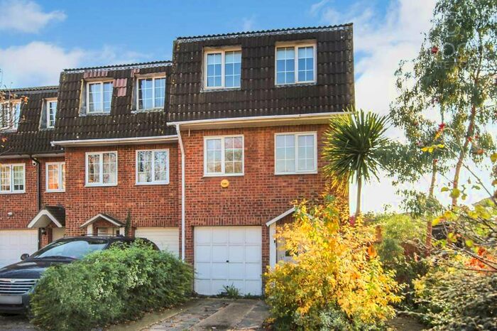 4 Bedroom End Of Terrace House To Rent In Regency Close, Chigwell IG7